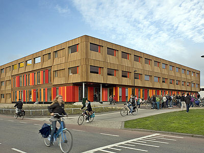 Amsterdam, nuovo Ginnasio con facciata in legno