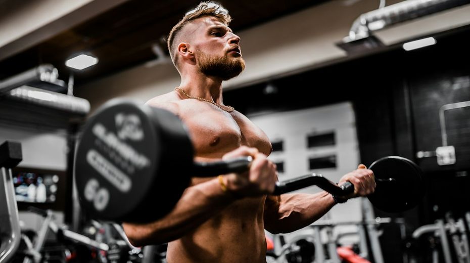 Un home gym efficace non nasce quindi dalla quantità di attrezzi, ma da una domanda più semplice: quali movimenti voglio poter allenare e come posso farlo nel modo più pratico possibile? lignius, case in legno, case prefabbricate in legno, attrezzi da palestra, home gym