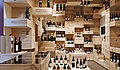 Albert Reichmuth Wine Store, vino e legno si fondono