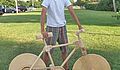 Una bici in legno realizzata da uno studente