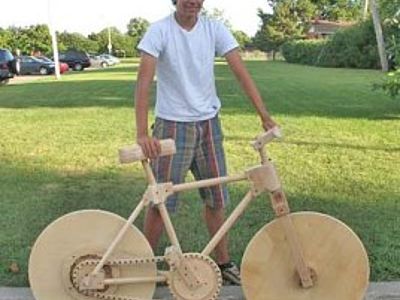 Una bici in legno realizzata da uno studente