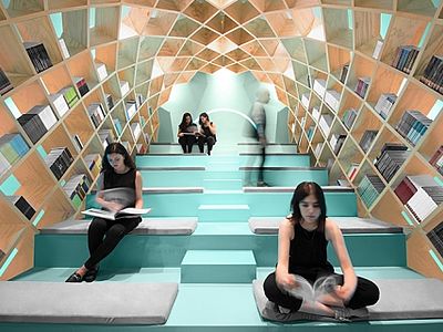 Una biblioteca tridimensionale realizzata in legno